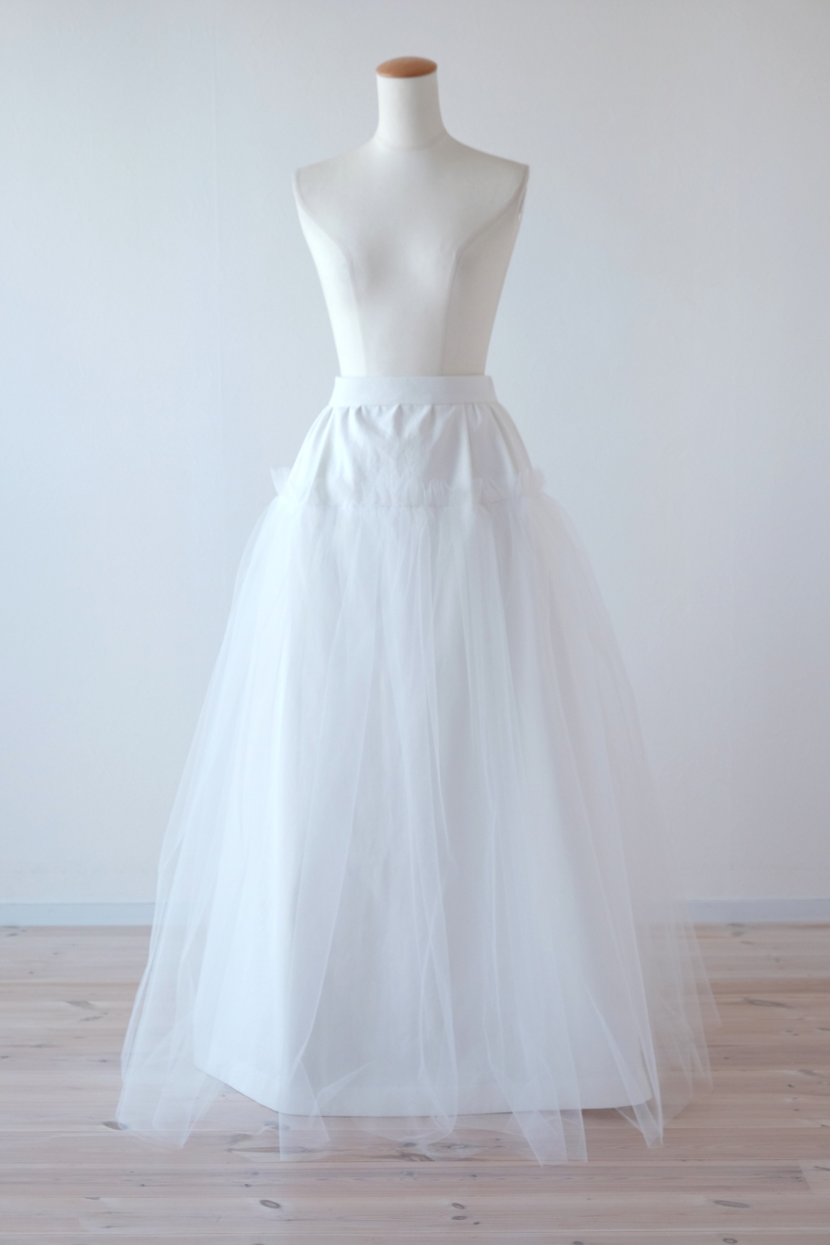 ホワイトデニムとチュールのツーピースドレス